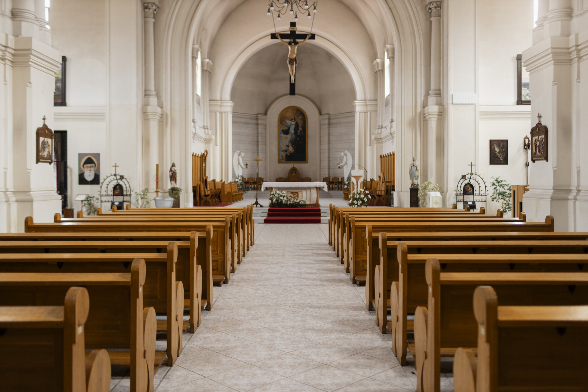empty-christian-church-building riscaldare una chiesa